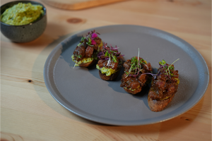 توستادا التونة مع الفلفل المحمص 