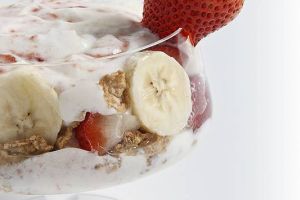 بارفيه اللبن الزبادي بالفراولة والموز 